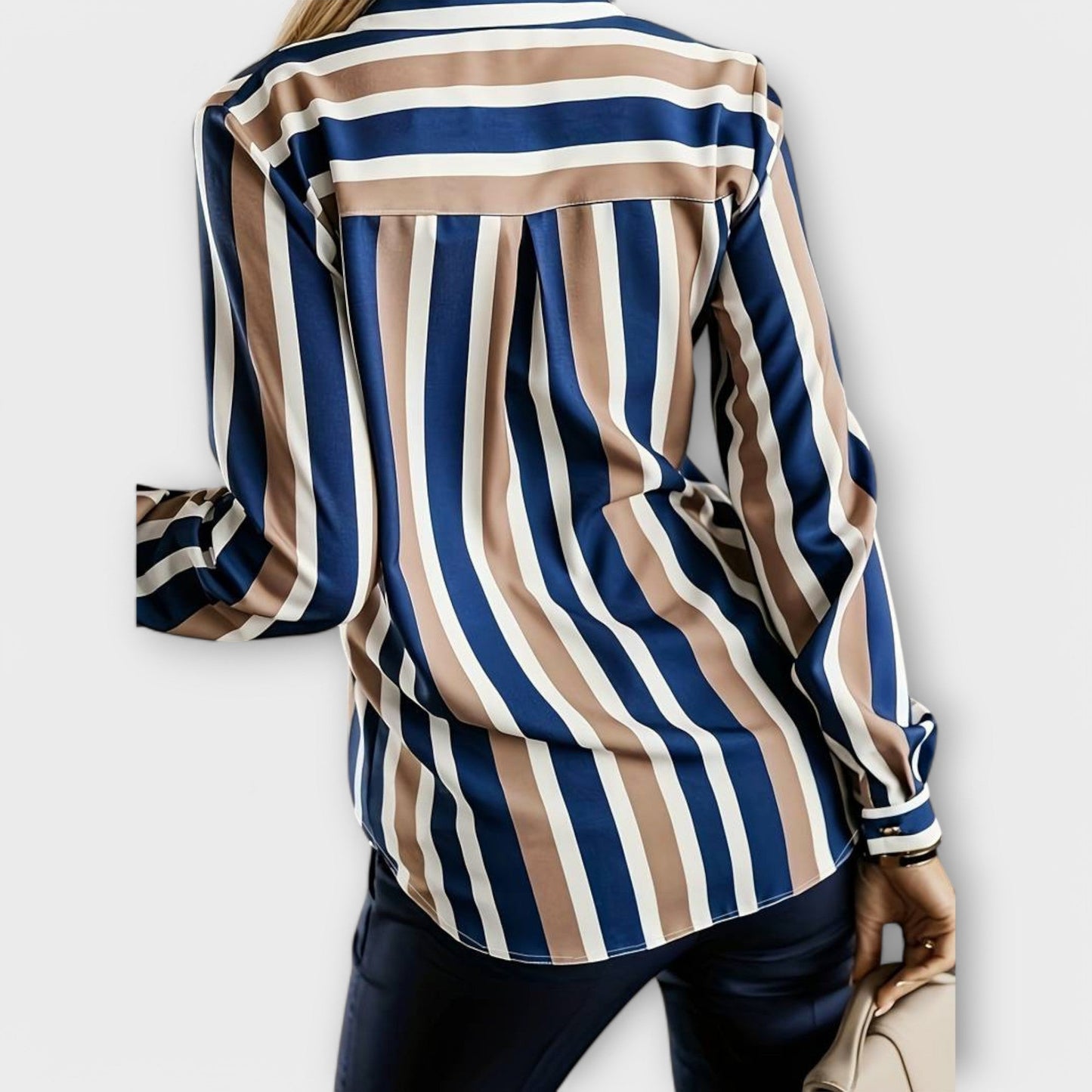 Emily – Afslappet og stilren stribet bluse